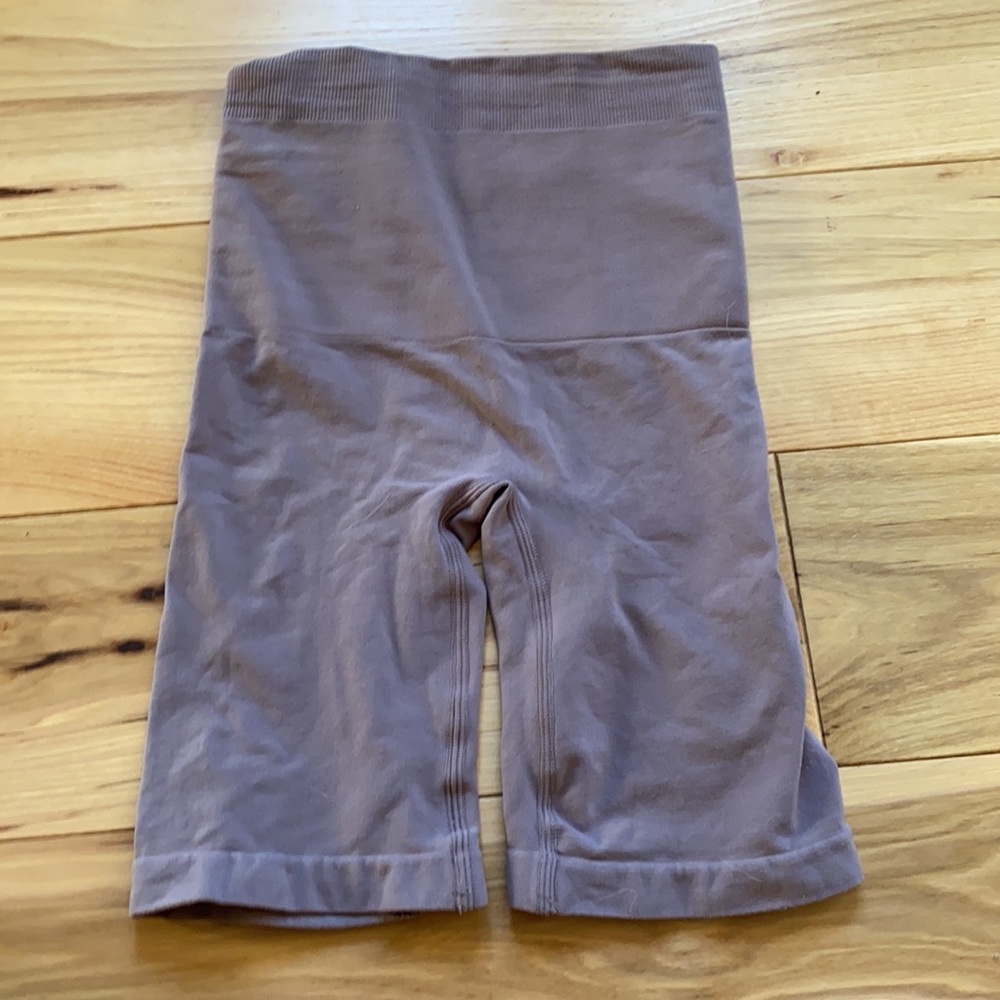 SKIMS SCULPTING SHORT ABOVE THE KNEE - Picture 4 of 4